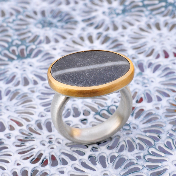 Ring aus Kiesel, Gold und Silber